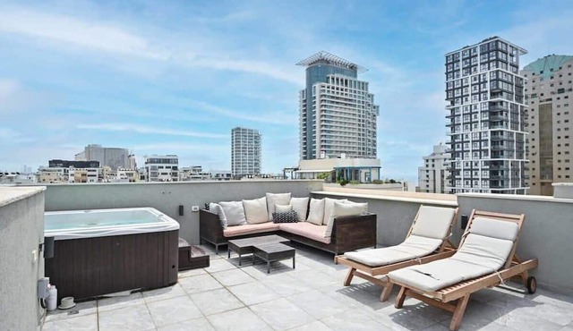 Spacious 4 BR Penthouse with Sea View by HolyGuest