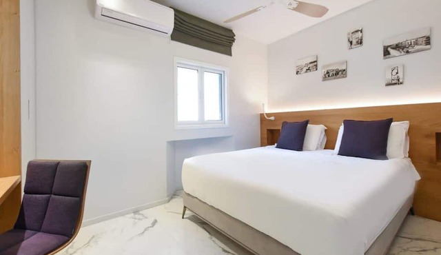 Central 2BR Apartment with Parking by HolyGuest