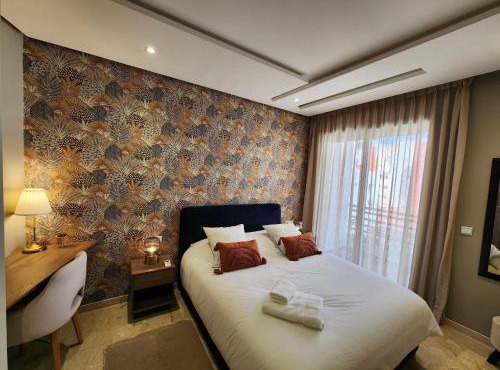 The Twenty-Six Palmier by IB Signature - Design 1Bedroom Apt with Wifi, Parking, Self check-in, 24 x7 Security - City View with terrace - Walk to Cafes! City Centre, Tram